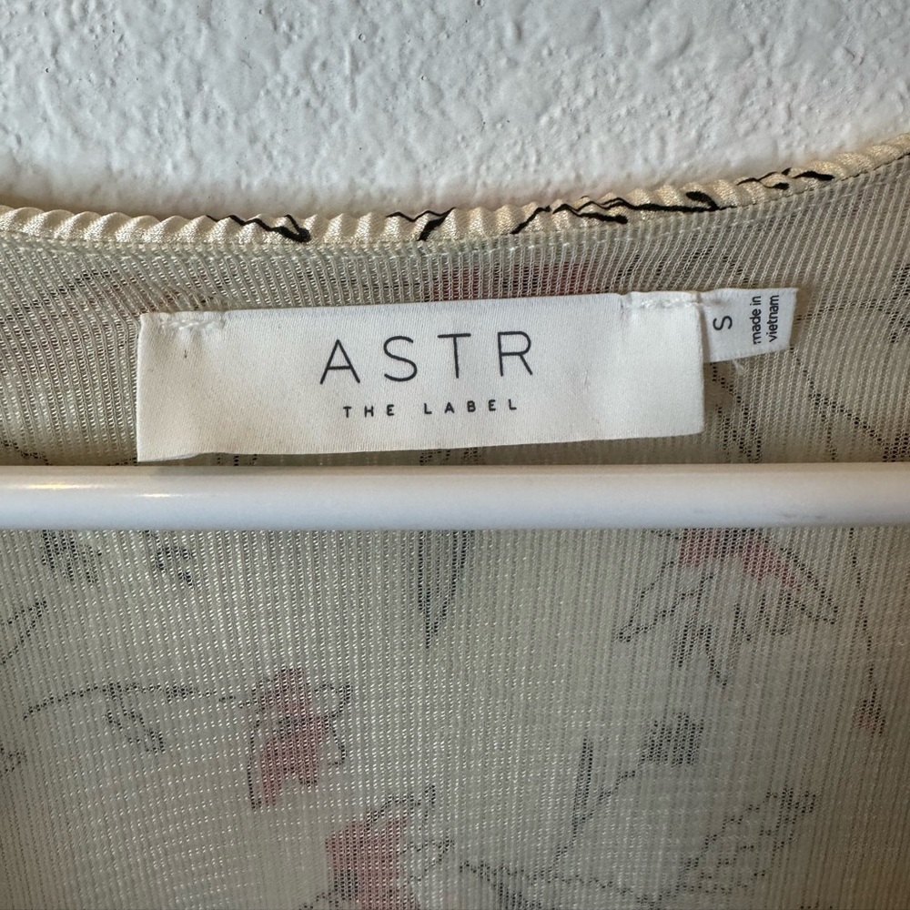 ASTR THE LABEL Pleated Poet Sleeve Cinch Waist Blouse - Picture 9 of 12